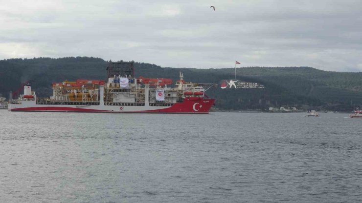 Türk sondaj gemisi Yıldırım Çanakkale Boğazı’ndan geçti