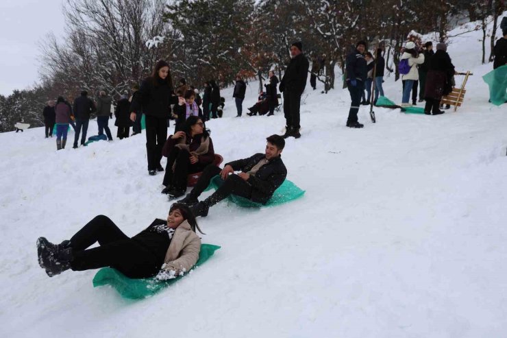 Adana usulü kayak festivali: Leğenle, bidonla, poşetle pistte yarış