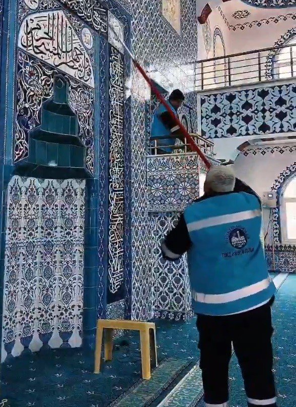 Antakya Belediyesi, camilerde temizlik faaliyetlerini sürdürüyor