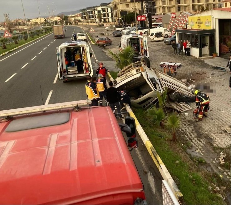 Edremit’te kamyonet bariyerlere girdi: 2 ölü, 1 yaralı