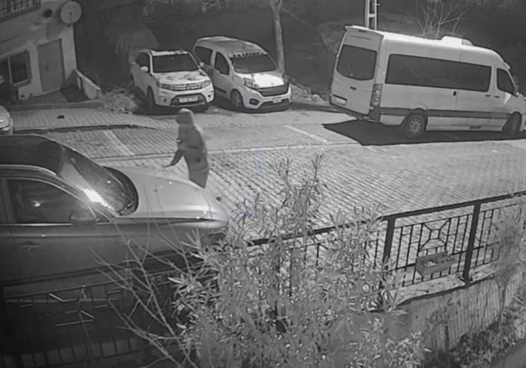 Başakşehir’de gece yarısı levyeli saldırı: Park halindeki aracı parçaladı