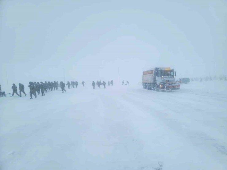 Bayburt’ta kar nedeniyle yolda kalan sürücülerin yardımına ekipler yetişti