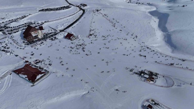 Hesarek Kayak Merkezi’nde yoğunluk: Ziyaretçiler karın keyfini çıkardı