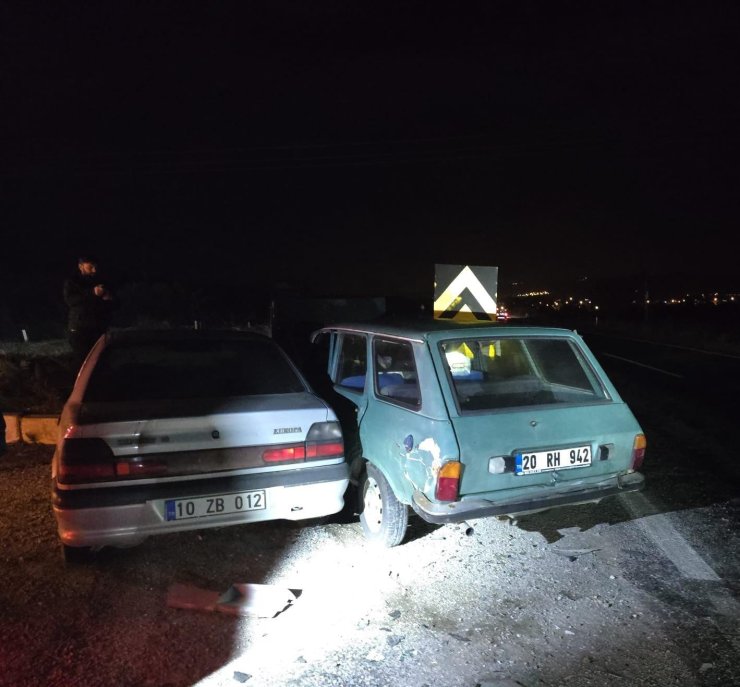 Buldan’da iki otomobil çarpıştı; 2 yaralı