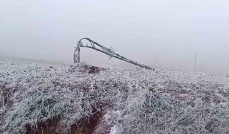 Tipi onlarca elektrik direğini yıktı, buzla kaplanan iletim hatları ekiplerce temizlendi