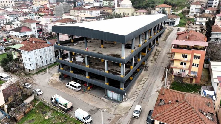 Dilovası’ndaki katlı otopark belediye hizmet binasına dönüştürülüyor