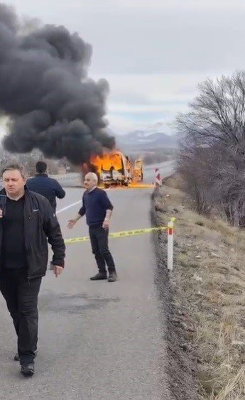 Yolcu minibüsü alev topuna döndü