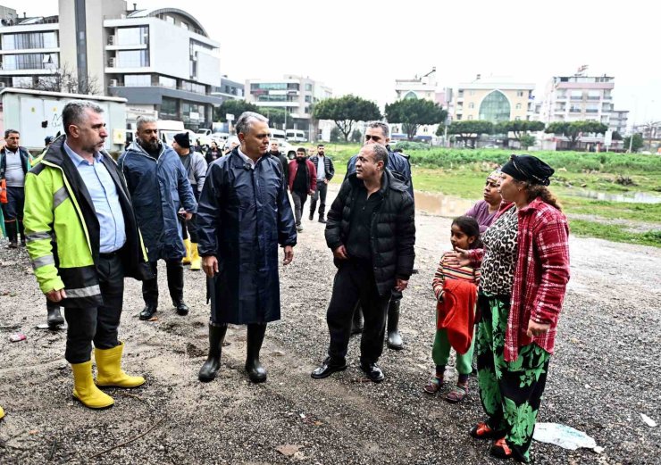 Başkan Uysal, sel baskınından zarar gören evlerde