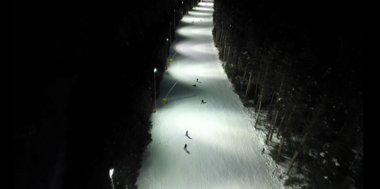 Kristal karların üzerinde gece mesaisi: Sarıkamış’ta ışıklar altında kayak keyfi