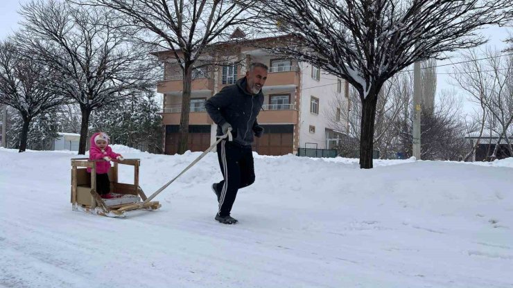 Torununu kızakla çekerek antrenman yapıyor