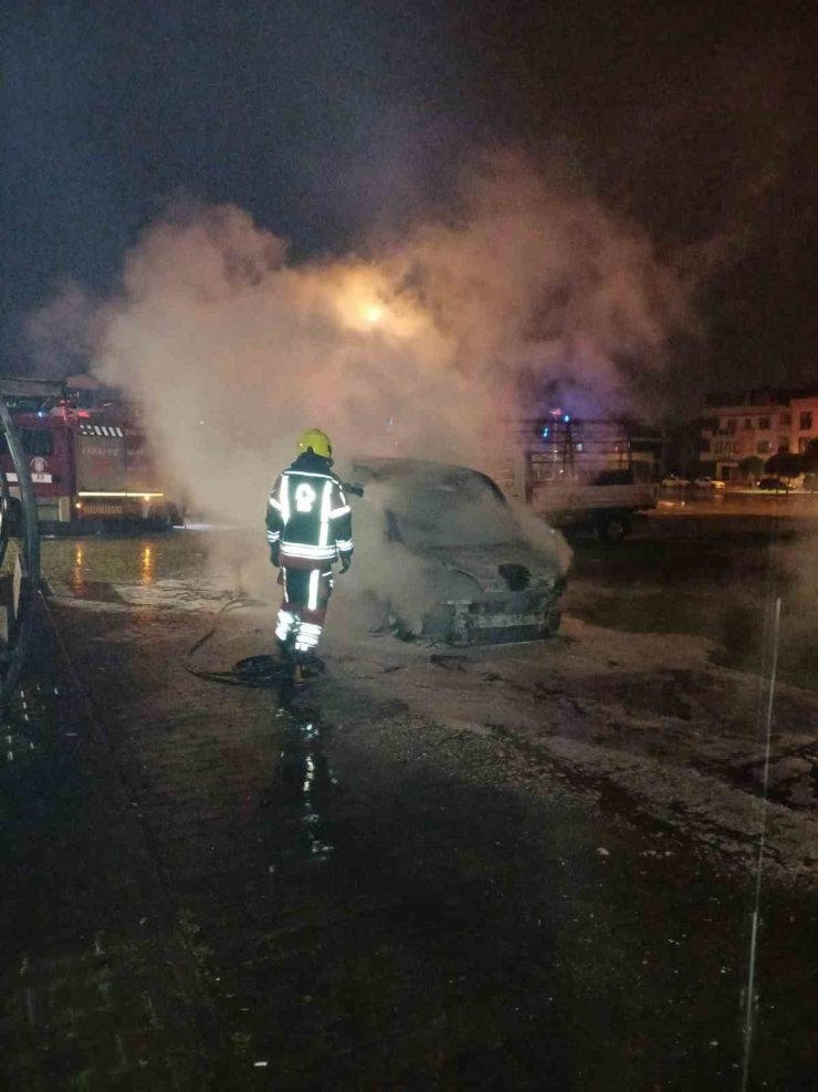 Balıkesir’de park halindeki ticari araç yandı