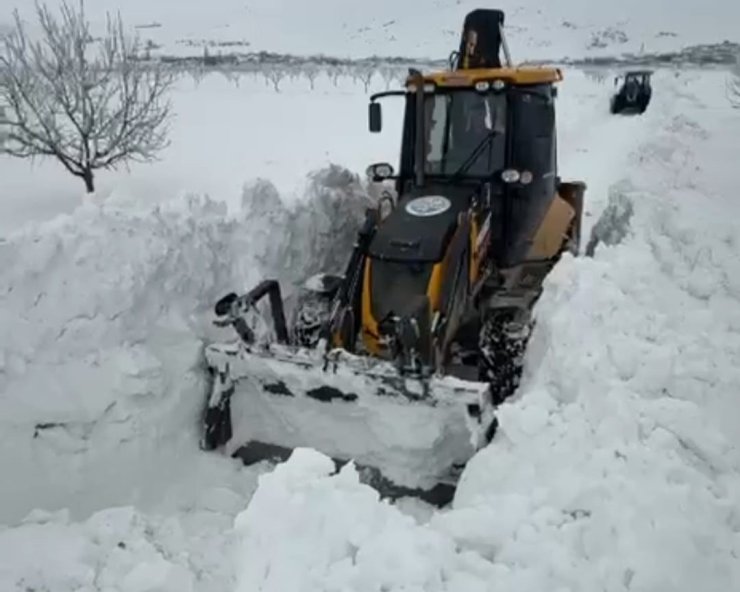 Darende Belediyesi’nden karla mücadelede yoğun mesai