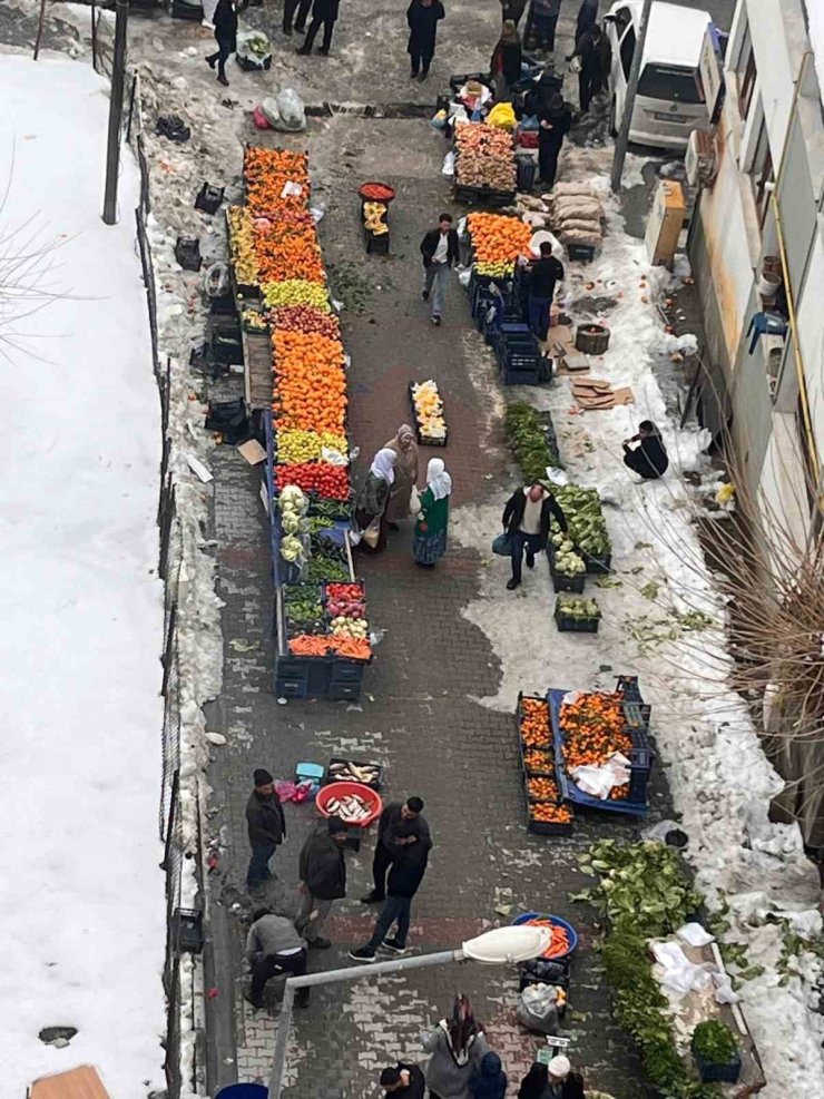 Kulp’ta kar engeli aşıldı, salı pazarı üç haftanın ardından açıldı