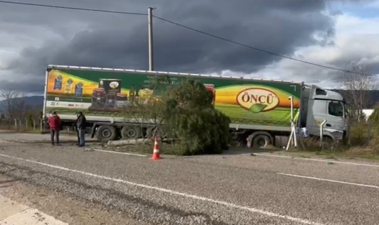 Gönen-Bandırma yolunda kontrolden çıkan tır şarampole savruldu