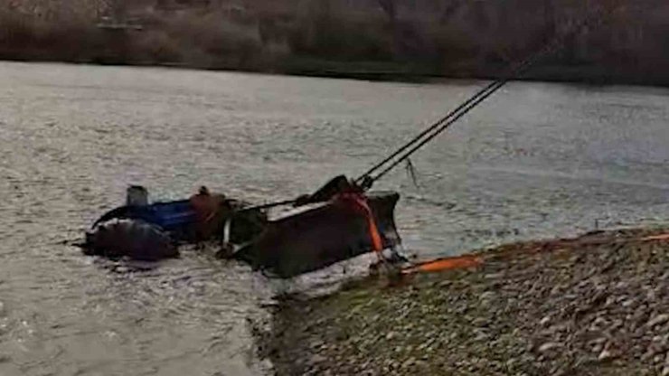 Yıkamak istediği traktör Kızılırmak’a gömüldü: İmdadına belediye ekipleri yetişti