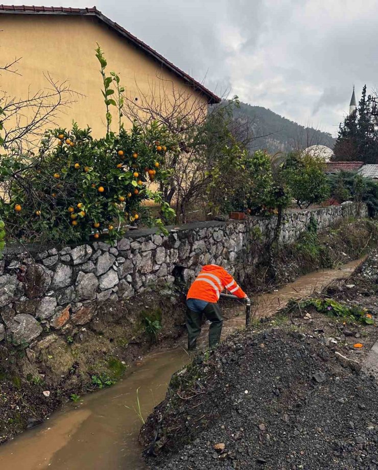 MUSKİ ekipleri 24 saat yağmur mesaisinde