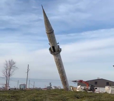 Yenisi yapılınca eski caminin minaresi kontrollü bir şekilde yıkıldı