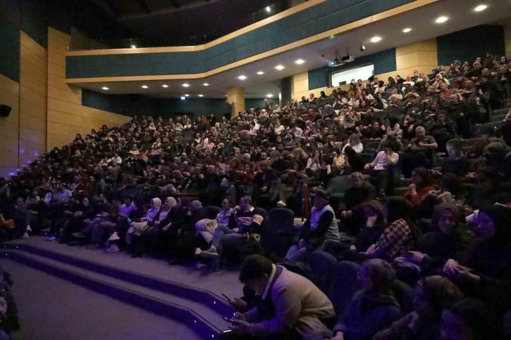 Sakarya’da "Güne Bakan Cam Kırıkları" oyunu sahnelendi