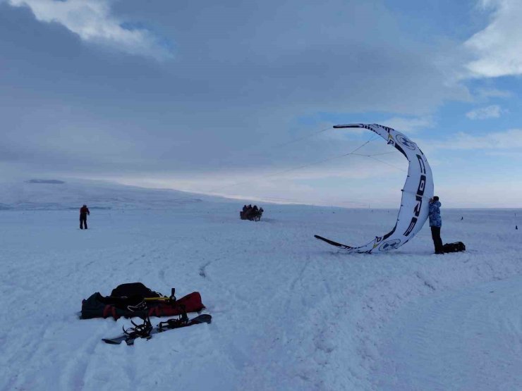 Çıldır Gölü’nde paraşütle uçma heyecanı yaşandı