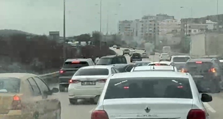 Otobanda tehlike...Ters yöne giren araç trafiği kilitledi