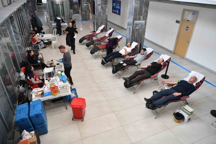 Büyükşehir ve ERÜ iş birliğinde düzenlenen kan bağışı kampanyasına belediye personelinden destek