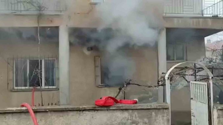 İtfaiyeci gaz sızdıran tüpü eliyle taşıyarak facianın önüne geçti