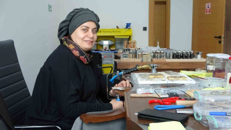 40 yaşından sonra takı tasarımcısı oldu