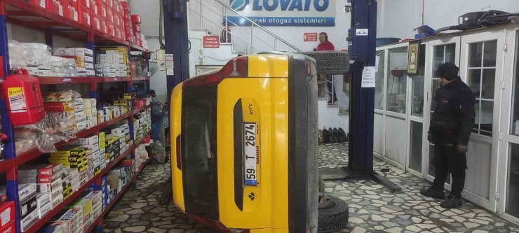 Bakım için servise bırakılan taksi liftten düştü