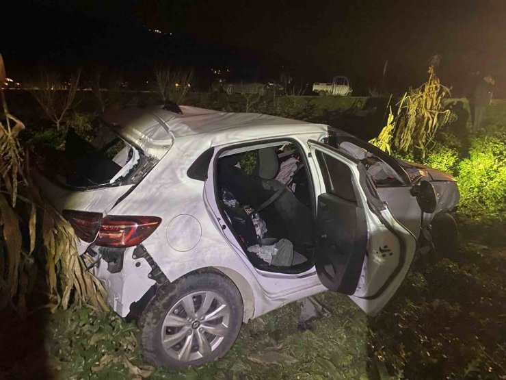 Bilecik’te otomobil tırlara çarptı: 2 yaralı