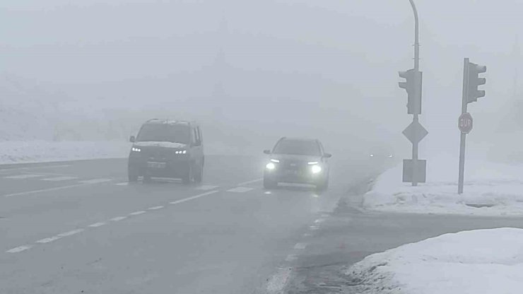 Bingöl’de yoğun sis görüş mesafesini düşürdü: Sürücüler zor anlar yaşadı