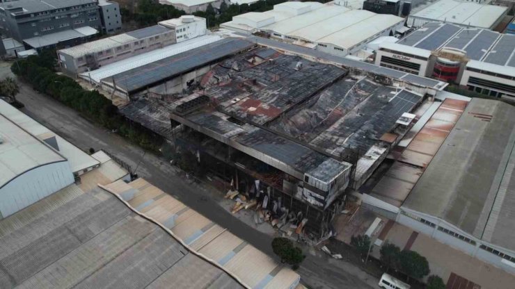Bursa’da gece alevlere teslim olan fabrika sabahın ilk ışıklarıyla havadan görüntülendi