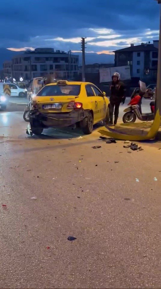 Taksiye çarpan motosikletli ağır yaralandı