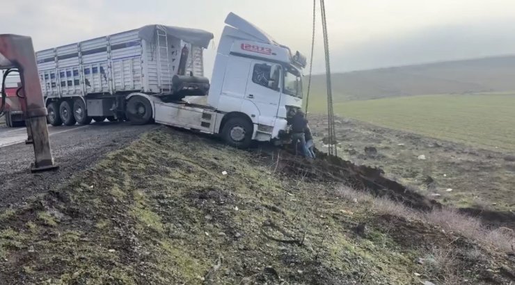 Mardin’de kontrolden çıkan tır yol kenarına savruldu