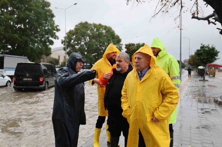 Başkan Demirçalı, yoğun sağanakta ekiplerle sahada