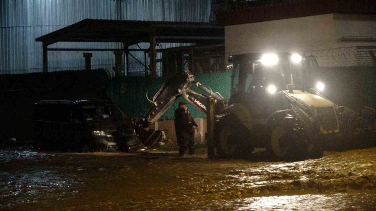 Taşan Kepez Çayı’nda mahsur kalan araç iş makinası yardımı ile kurtarıldı