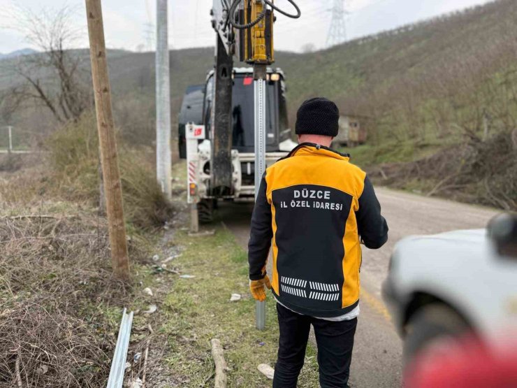 Düzce’de grup yollarında tabela çalışmaları sürüyor