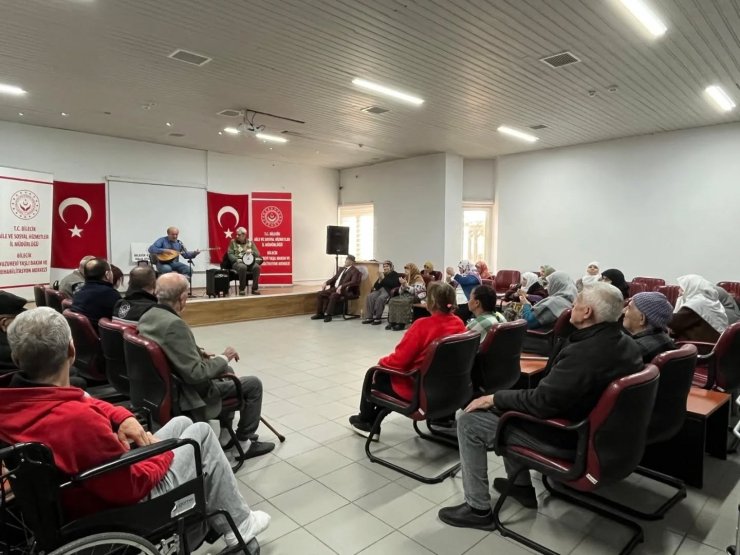 Huzurevinde halk oyunları ile renkli anlar yaşandı