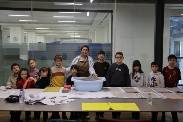 Kütahya’da çocuklardan "Atık Kâğıtlardan El Yapımı Kâğıda Elekte Kâğıt Yapım Workshop’a ilgi