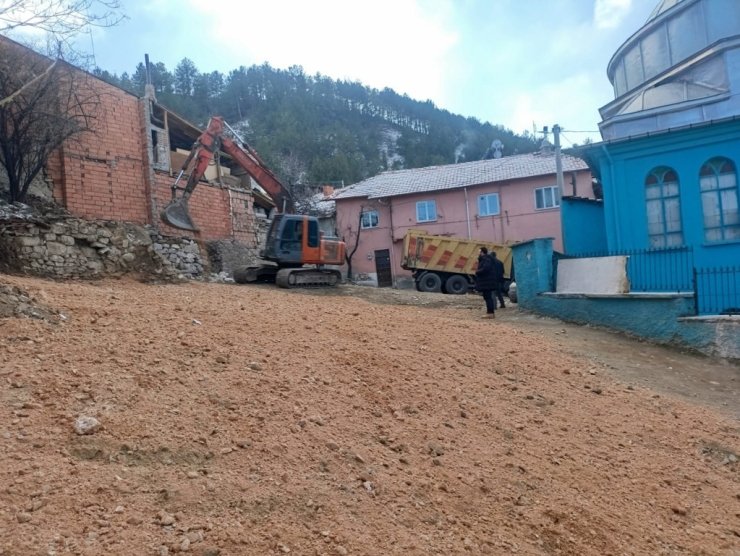Kütahya’da tarihi caminin çevresindeki görüntü kirliliği ortadan kaldırıldı