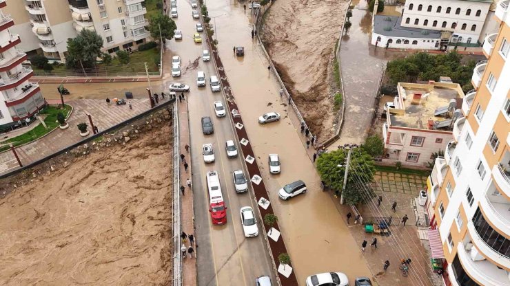 Mersin’de ekipler sel mesaisinde