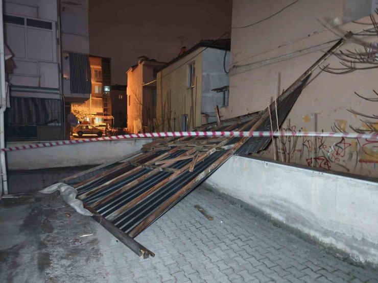 Denizli’de fırtına ağaçları devirdi, çatıları uçurdu