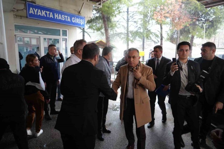 Vali Kemal Çeber, kazada yaralanan vatandaşları hastanede ziyaret etti