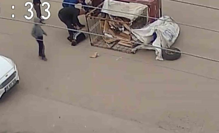 Çocuğun kullandığı elektrikli motosiklet yola devrildi, o anlar kamerada