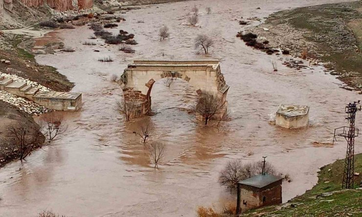 Araban’daki yağışlar, Karasu ve Sıtma pınar çayının su seviyesini yükseltti