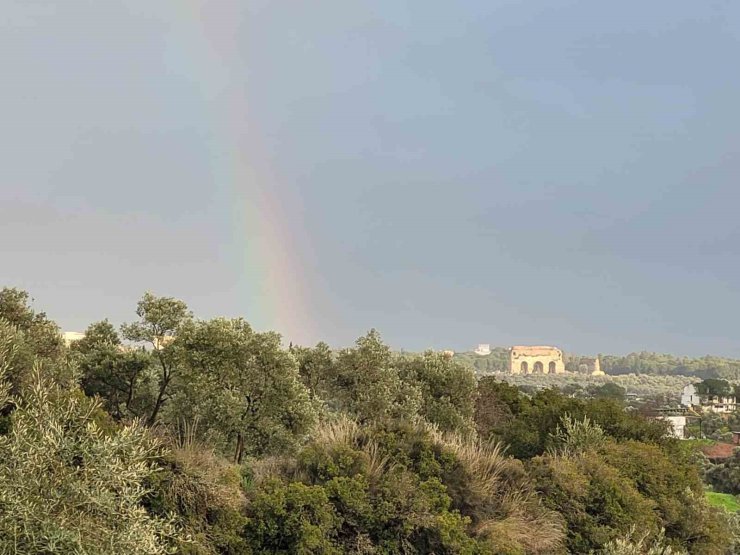 Tralleis’ten kente uzanan gök kuşağı kartpostallık görüntüler oluşturdu