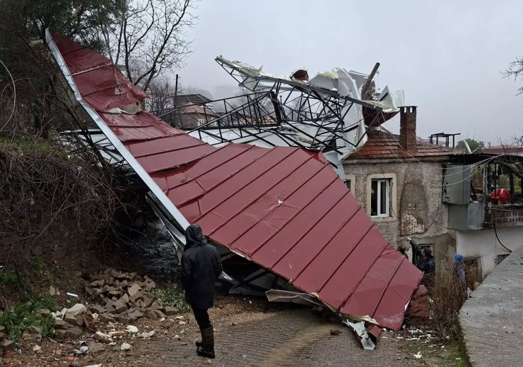 Köşk’te fırtına çatıları uçurdu, duvarlar yıkıldı