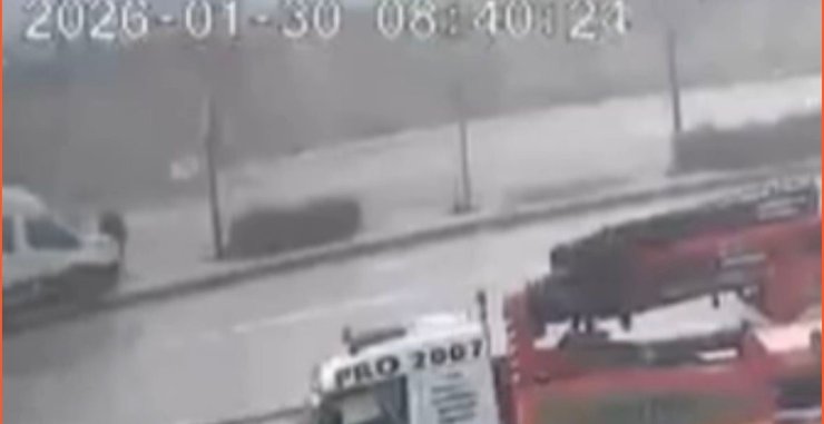 Kontrolden çıkan servis refüje çıktı: Ölümden saniyelerle kurtuluş kamerada