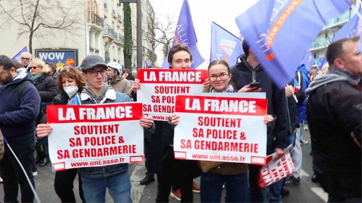 Fransa’da binlerce kişiden polise destek ve kaynak yetersizliğine dikkat çekmek için yürüyüş