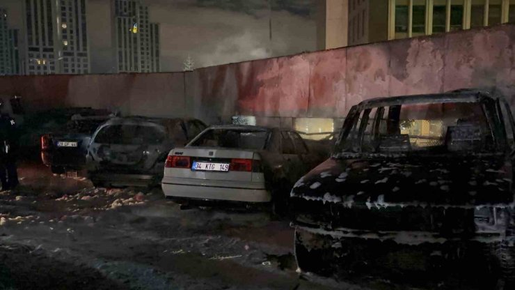 Sarıyer’de park halindeki 5 araç şüpheli bir şekilde alevlere teslim oldu