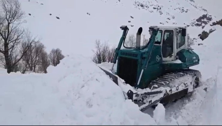 Şırnak’ta kar kalınlığı 2 metreyi aştı, ekipler vardiyalı sistemle çalışıyor